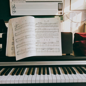 美女老师用丝袜踩我的🐔出精子的照片
